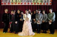 　地元音楽部のメンバーと新曲を大合唱