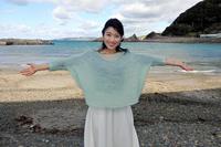 　新曲の舞台「朝来帰の海」を訪れた川野夏美＝和歌山県白浜町椿温泉