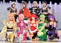 笑顔でポーズをきめる（前列左から）平塚日菜、西葉瑞希、上西恵、佐藤日向、鹿目凛、（後列左から）矢倉楓子、生田輝、吉川友、彩木咲良＝都内