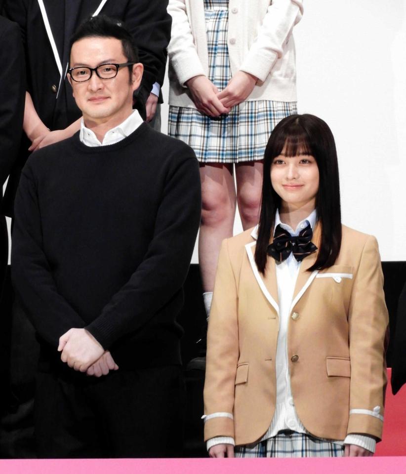 　劇中衣装で登場した橋本環奈（右）と中村獅童＝都内