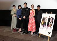 映画「アパレル・デザイナー」の公開記念舞台あいさつを行った（左から）生田智子、西村美柚、高嶋政伸、堀田茜、中島良監督＝東京都港区のユナイテッド・シネマ　アクアシティお台場