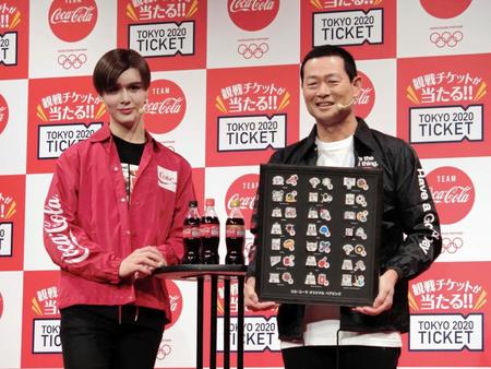 「コカ・コーラ」オリンピック観戦チケットキャンペーンボトルＰＲイベントで共演した桑田真澄氏（右）と次男のＭａｔｔ＝東京都港区のベルサール六本木