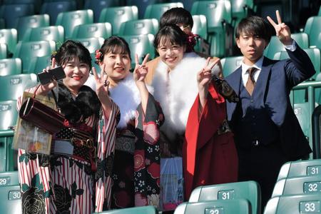 西宮市成人式「二十歳を祝うつどい」で笑顔をみせる参加者＝甲子園球場（撮影・神子素慎一）