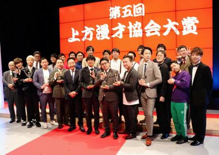 　中田カウス（前列左から６人目）と上方漫才協会大賞の受賞者ら＝大阪市・なんばグランド花月