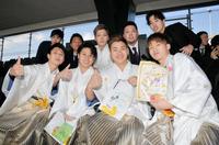 「二十歳を祝うつどい」に参加した新成人ら＝甲子園球場（撮影・神子素慎一）