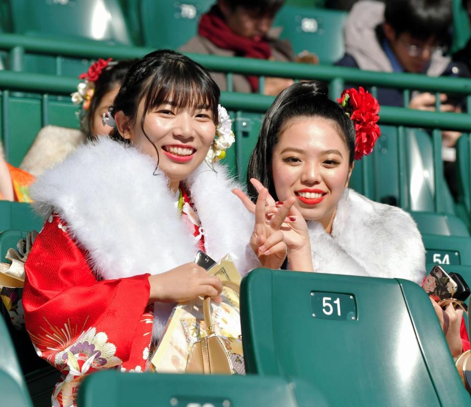 西宮市成人式「二十歳を祝うつどい」で笑顔をみせる参加者＝甲子園球場（撮影・神子素慎一）