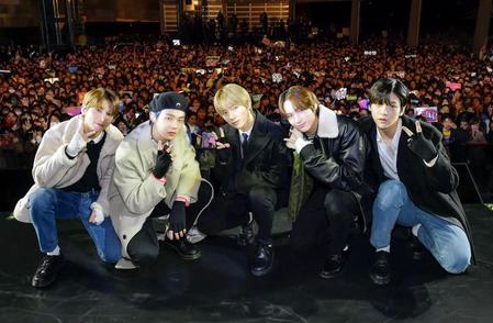 ファン２０００人と日本デビューを祝ったＴＯＭＯＲＲＯＷ　Ｘ　ＴＯＧＥＴＨＥＲの（左から）ＴＡＥＨＹＵＮ、ＹＥＯＮＪＵＮ、ＢＥＯＭＧＹＵ、ＨＵＥＮＩＮＧＫＡＩ、ＳＯＯＢＩＮ＝東京・六本木ヒルズアリーナ