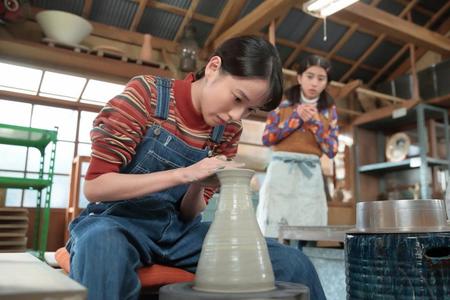 注文を受けた小皿２００枚を黙々と作る喜美子（戸田恵梨香）に圧倒される三津（黒島結菜）