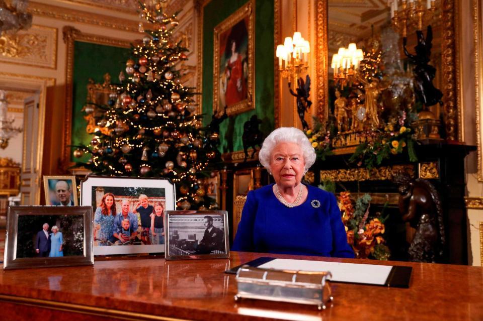 　昨年１２月、恒例のクリスマスメッセージを読み上げたエリザベス女王。ヘンリー王子一家の写真はなし（ロイター＝共同）