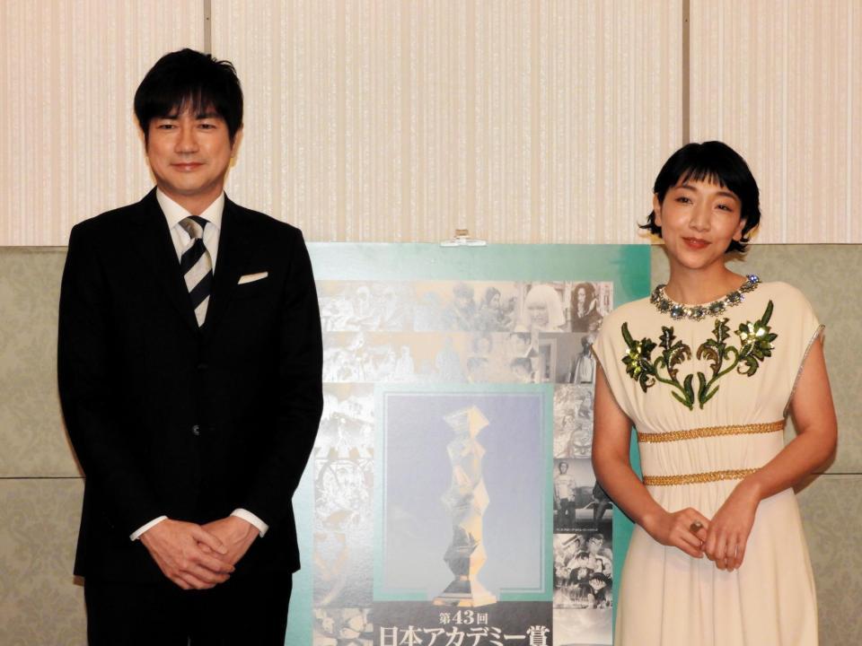 司会を務める羽鳥慎一アナ（左）と安藤サクラ＝都内