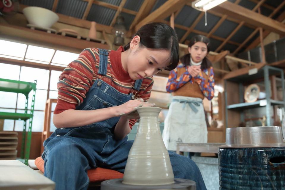 注文を受けた小皿２００枚を黙々と作る喜美子（戸田恵梨香）に圧倒される三津（黒島結菜）