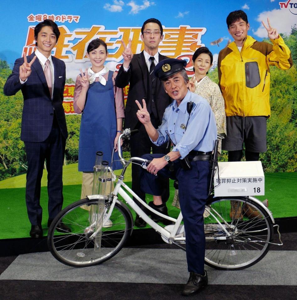 劇中で使用する自転車で登場した寺島進と（後列左から）佐藤寛太、田中美里、北村有起哉、市毛良枝、鈴之助＝東京・六本木一丁目