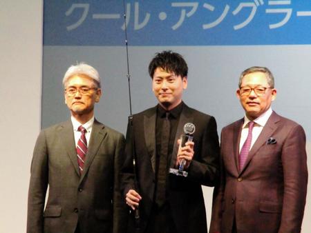 「クール・アングラーズ・アワード２０２０」を受賞した山下健二郎（中央）＝パシフィコ横浜