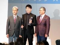 「クール・アングラーズ・アワード２０２０」を受賞した山下健二郎（中央）＝パシフィコ横浜