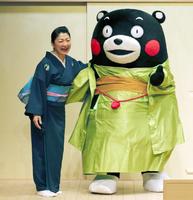 くまモンを紹介する桂あやめ（左）＝神戸市の喜楽館