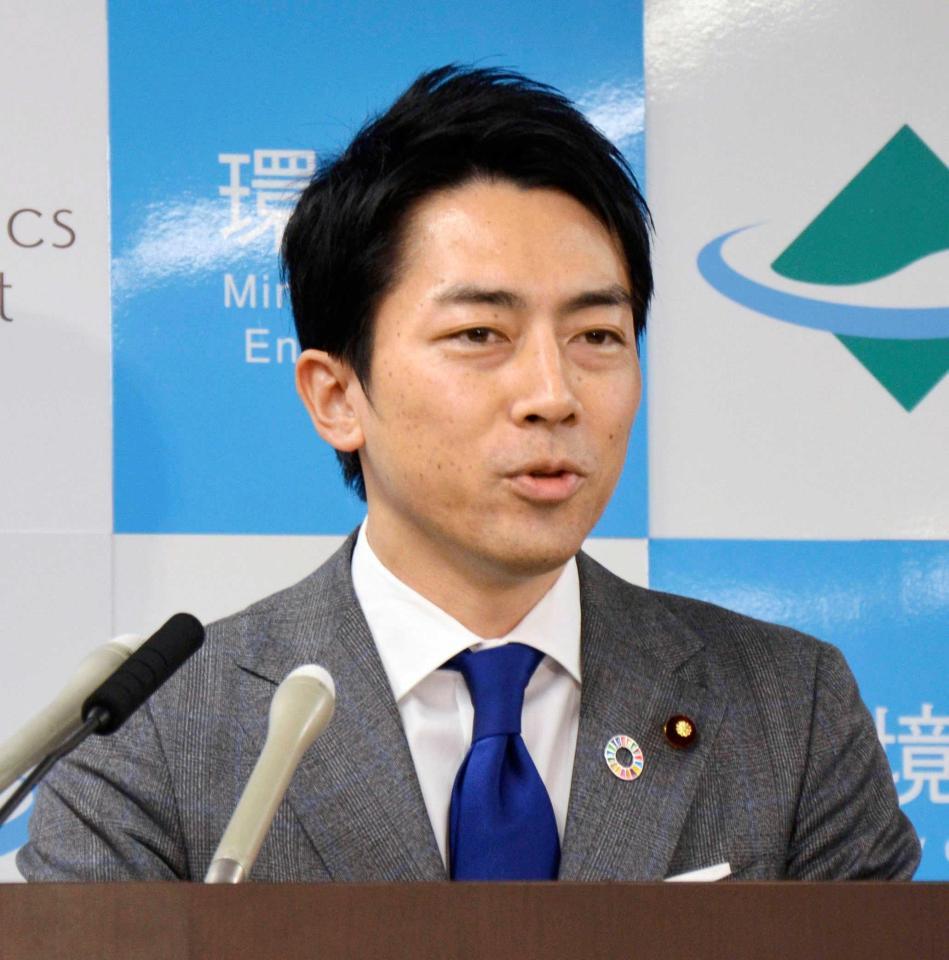 　記者会見する小泉環境相＝環境省