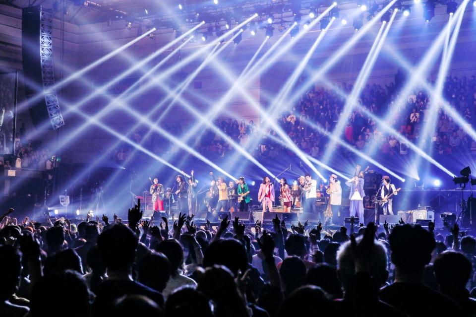　出演者全員で「雨あがりの夜空に」を熱唱した＝大阪市・エディオンアリーナ