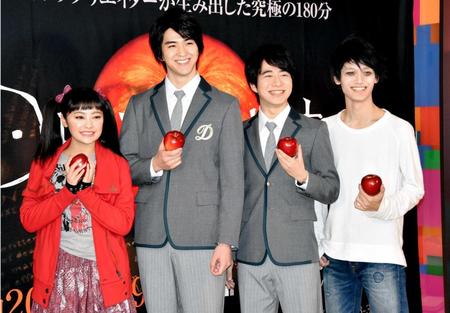 　笑顔でポーズを決める（左から）吉柳咲良、甲斐翔真、村井良大、高橋颯＝東京建物Ｂｒｉｌｌｉａ　ＨＡＬＬ