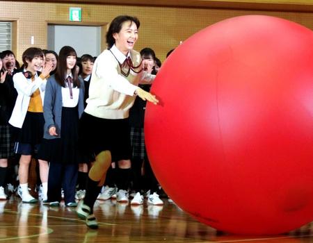 　ドラマ「女子高生の無駄づかい」イベントで大玉転がしに挑戦する岡田結実＝東京・蒲田女子高校
