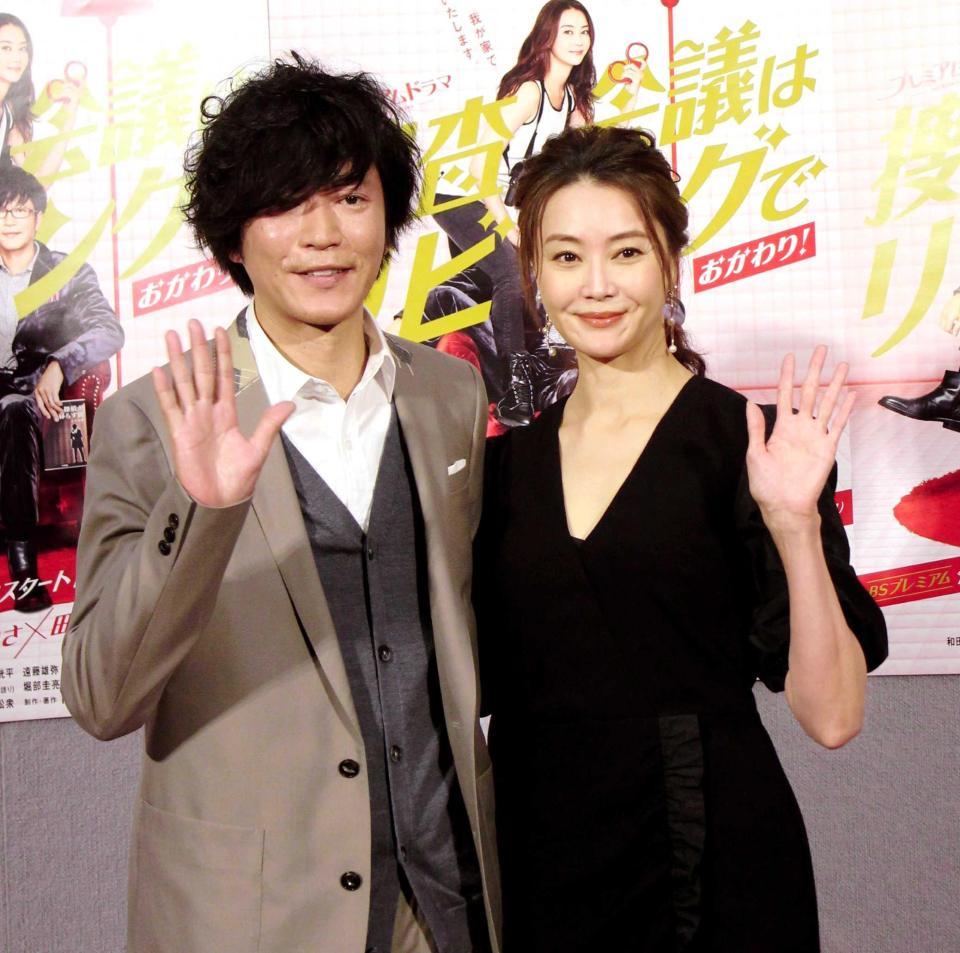 　笑顔で手を振る観月ありさ（右）と田辺誠一＝都内