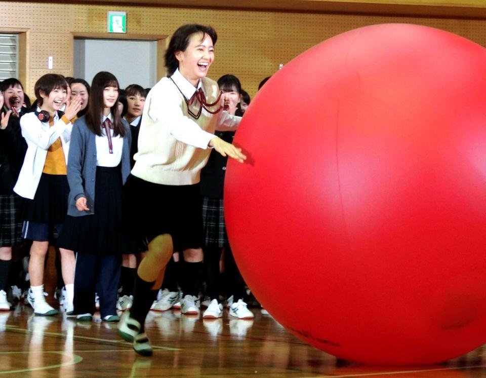 　ドラマ「女子高生の無駄づかい」イベントで大玉転がしに挑戦する岡田結実＝東京・蒲田女子高校