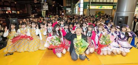 １月１７日に阪神・淡路大震災の復興祈念ライブイベントに出演した松村邦洋（前列）と、ＫＯＢｅｒｒｉｅＳ♪（後列左）、ＳＯ．ＯＮ　ｐｒｏｊｅｃｔ　ＯＳＡＫＡ（同中央）、ＯＳ☆Ｕ（同右）＝神戸市長田区