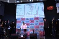 署名式を行う浜田ブリトニー（中央）＝東京カルチャーカルチャー（撮影・開出牧）