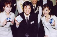 ２００４年、入社式での倉田大誠アナウンサー。左は斉藤舞子アナ、右は高橋真麻アナ
