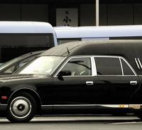 位牌（いはい）を手に持つ小林旭の長男の小林一路さん＝東京・桐ヶ谷斎場（撮影・棚橋慶太）