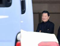 告別式に参列したなべおさみ＝東京・桐ヶ谷斎場（撮影・棚橋慶太）