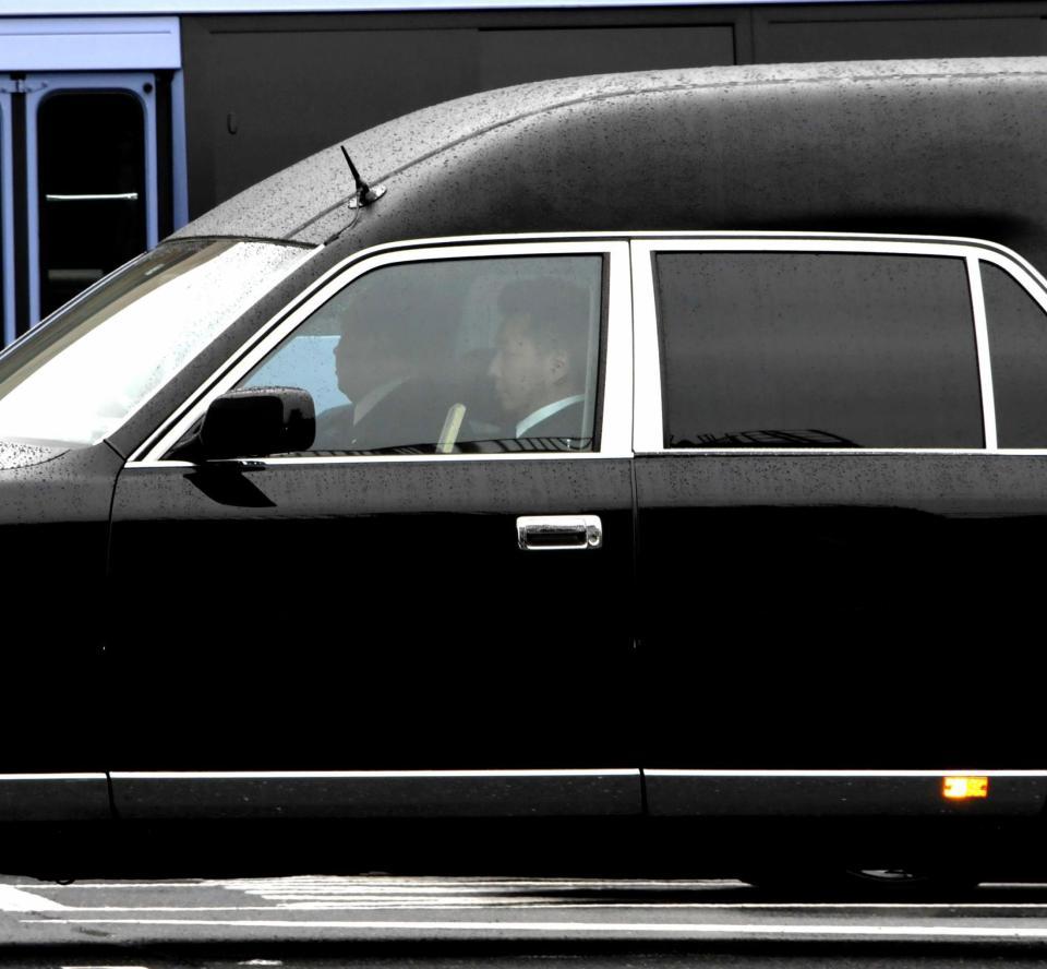 位牌（いはい）を手に持つ小林旭の長男の小林一路さん＝東京・桐ヶ谷斎場（撮影・棚橋慶太）