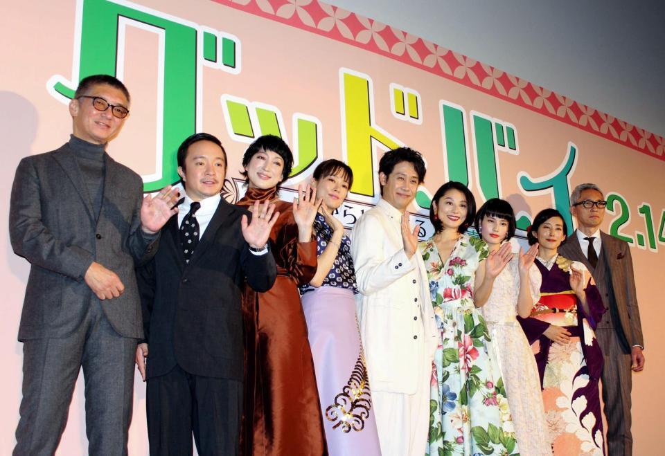 映画「グッドバイ　嘘からはじまる人生喜劇」の舞台あいさつを行った（左から）成島出監督、濱田岳、緒川たまき、水川あさみ、大泉洋、小池栄子、橋本愛、木村多江、松重豊＝都内