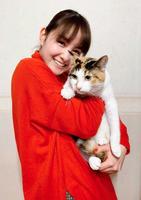 　愛猫のミロを抱きしめる葵わかな