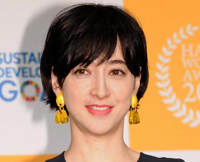 滝川クリステル 出産後初インスタ 愛犬と長男が寄り添い 主人と支え合いながら 芸能 デイリースポーツ Online