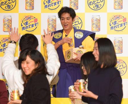 ファンにビールをふるまう桐谷健太＝東京都内