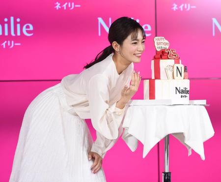 サプライズのバースデーケーキとお気に入りネイルに輝く笑顔の川口春奈＝東京・ベクトルスタジオ（撮影・開出牧）