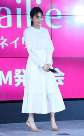 純白の衣装で登場した川口春奈＝東京・ベクトルスタジオ