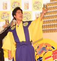 元気よく乾杯する桐谷健太＝東京都内