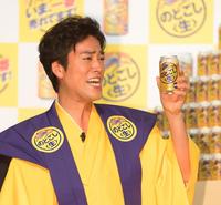 ビールを口にしご満悦の桐谷健太＝東京・ベルサール飯田橋駅前