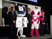 ＫＡＢＵＫＩ×ＯＰＥＲＡ「光の王」Ｐｒｅｓｅｎｔｅｄ　ｂｙ　ＥＮＥＯＳの公演概要およびチケット発売に関する発表会に出席した市川海老蔵（中央）＝東京国際フォーラム