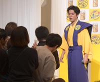 降壇時に記者の取材に応じる桐谷健太＝東京都内