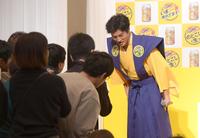 降壇時に記者の取材に応じ頭を下げる桐谷健太＝東京都内