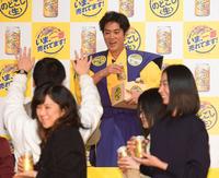 ファンにビールをふるまう桐谷健太＝東京都内