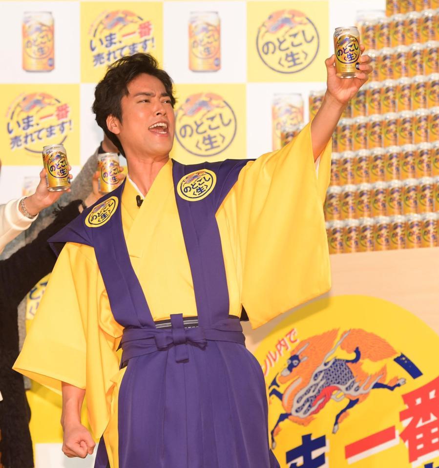 元気よく乾杯する桐谷健太＝東京都内