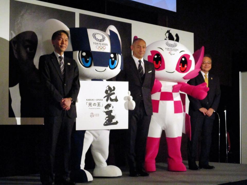 ＫＡＢＵＫＩ×ＯＰＥＲＡ「光の王」Ｐｒｅｓｅｎｔｅｄ　ｂｙ　ＥＮＥＯＳの公演概要およびチケット発売に関する発表会に出席した市川海老蔵（中央）＝東京国際フォーラム