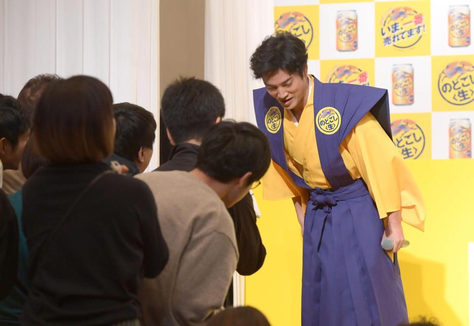 降壇時に記者の取材に応じ頭を下げる桐谷健太＝東京都内