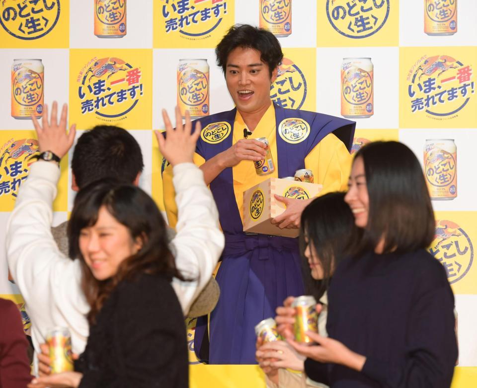 ファンにビールをふるまう桐谷健太＝東京都内