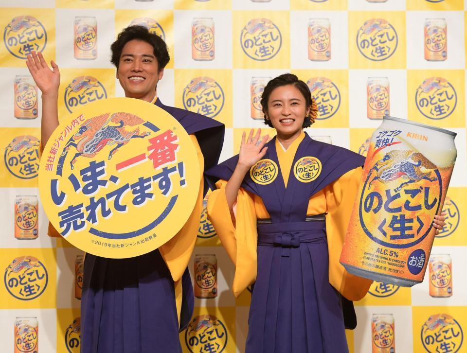 笑顔で手を振る桐谷健太と小島瑠璃子＝東京・ベルサール飯田橋駅前（撮影・金田祐二）