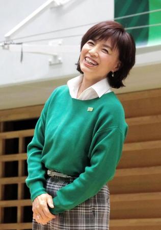 東京都シニア・コミュニティ交流大会「ＴＯＫＹＯ縁ジョイ！」の開会式に登場した榊原郁恵＝東京・駒沢オリンピック公園総合運動場屋内球技場