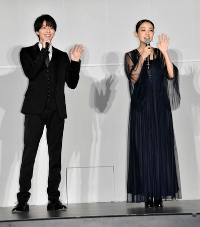 発表会に登場した高杉真宙（左）、奈緒＝東京・有楽町マリオン９階